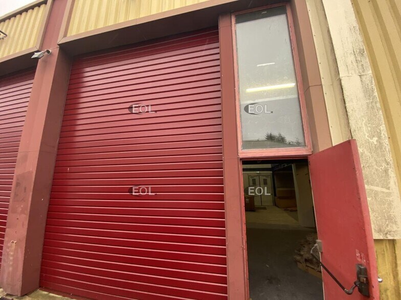 Local d'activités dans Magny-les-Hameaux à vendre - Photo de l’immeuble – Image 3 sur 9