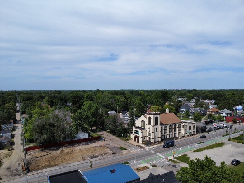 4110 E New York St, Indianapolis, IN à vendre - Photo de l’immeuble – Image 1 sur 14