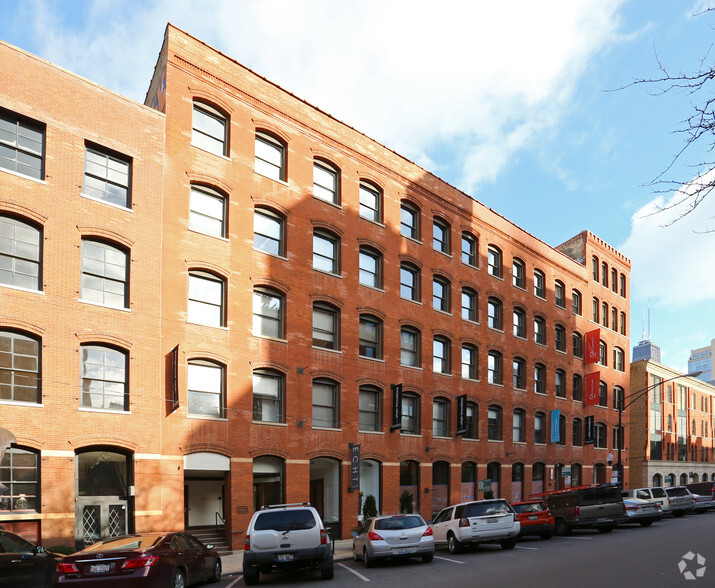 212 W Superior St, Chicago, IL à louer - Photo de l’immeuble – Image 1 sur 15