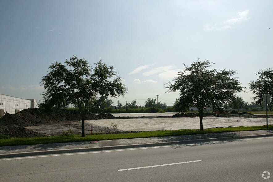 1701 NW 112th Ave, Sweetwater, FL à louer - Photo de l’immeuble – Image 2 sur 12