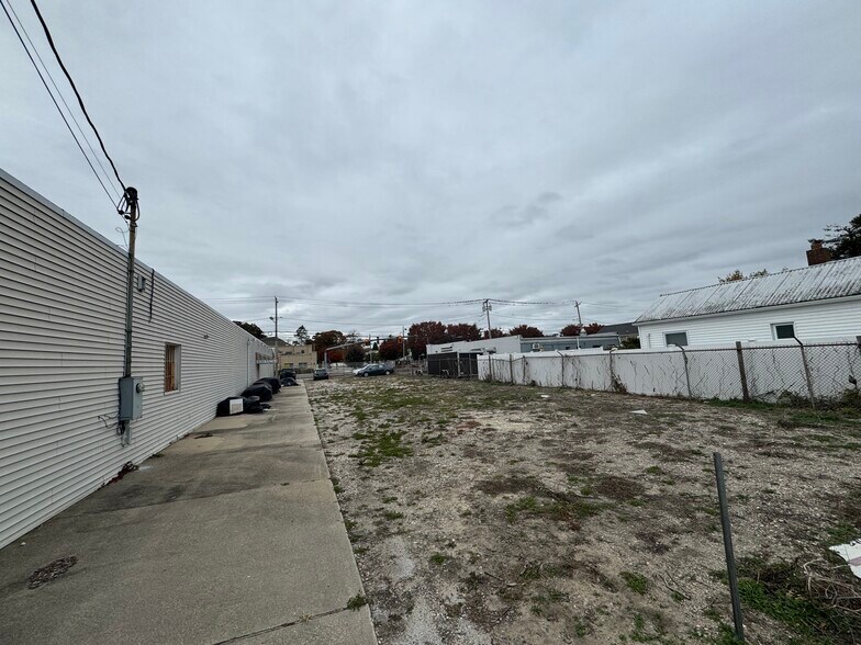 605 W Montauk Hwy, Lindenhurst, NY à louer - Photo principale – Image 1 sur 2