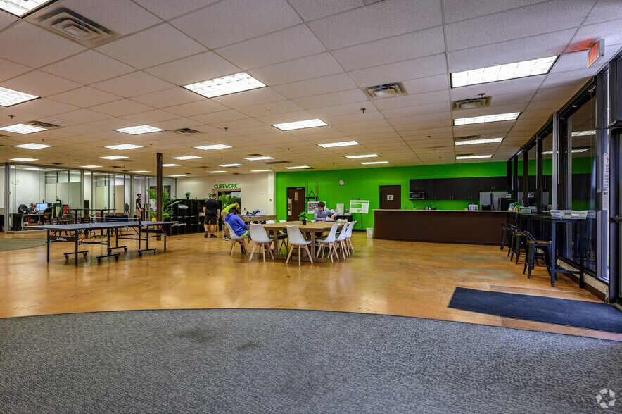 4545 Spring Valley Rd, Farmers Branch, TX à louer - Photo de l’immeuble – Image 2 sur 23