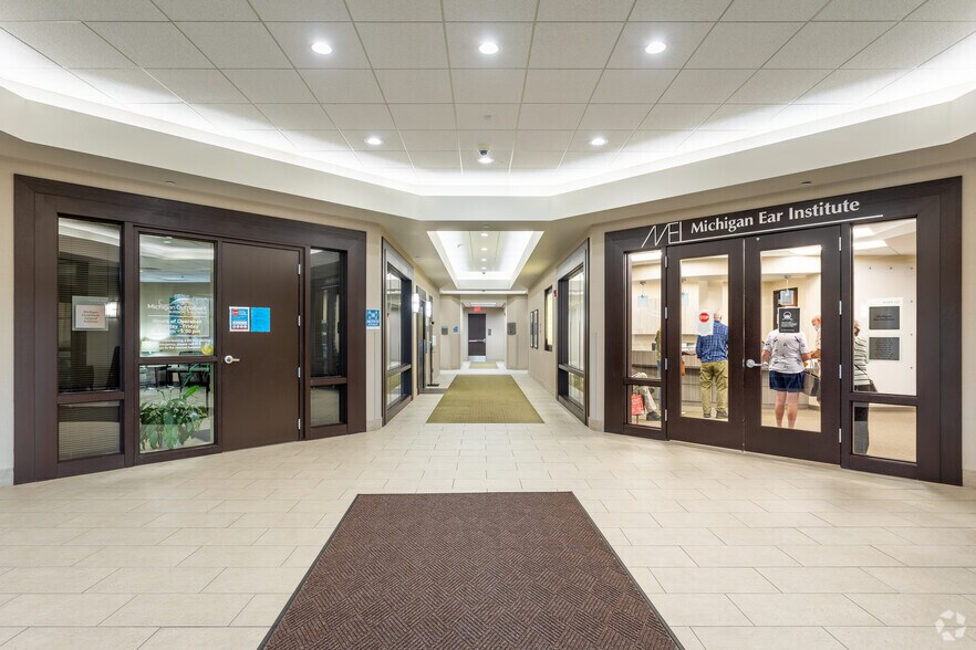 46325 W 12 Mile Rd, Novi, MI à louer - Hall d’entrée – Image 3 sur 5