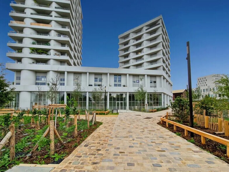 Local commercial dans Ivry-sur-Seine à louer - Photo de l’immeuble – Image 1 sur 7