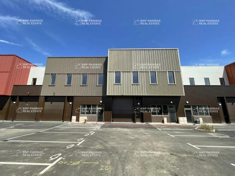 Local d'activités dans Buchelay à vendre - Photo de l’immeuble – Image 3 sur 10