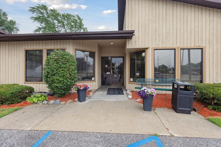 615 S Euclid Ave, Bay City, MI à vendre - Photo de l’immeuble – Image 3 sur 60