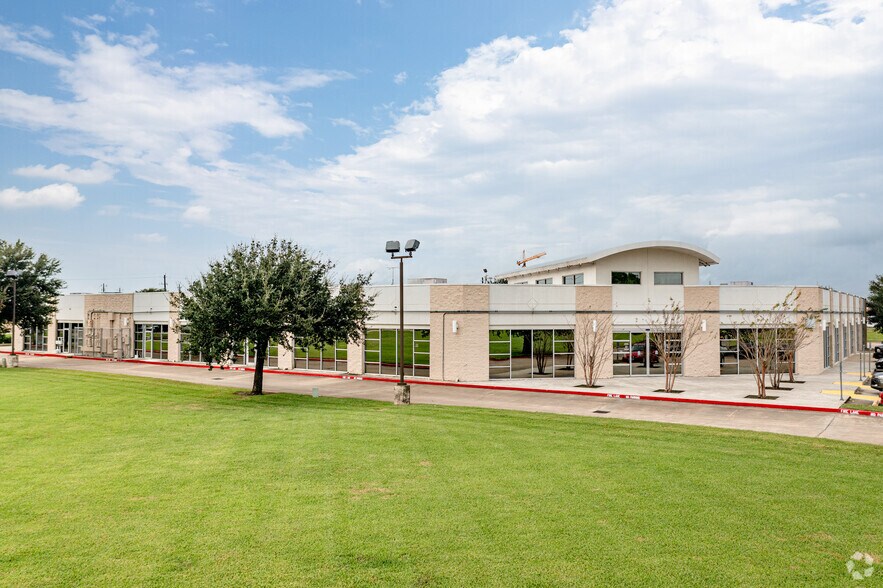 1010 W Baker Rd, Baytown, TX à louer - Photo principale – Image 1 sur 6