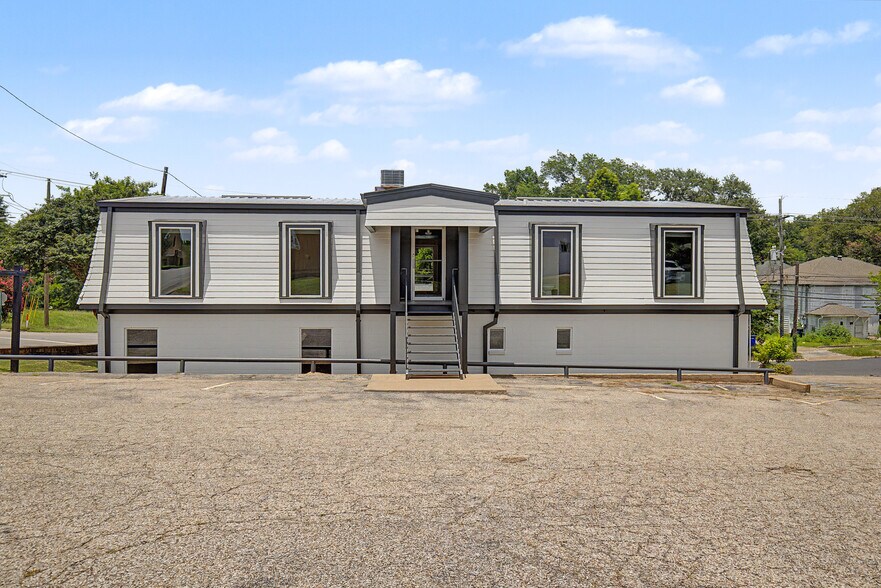 1117 10th St, Huntsville, TX à louer - Photo de l’immeuble – Image 1 sur 31