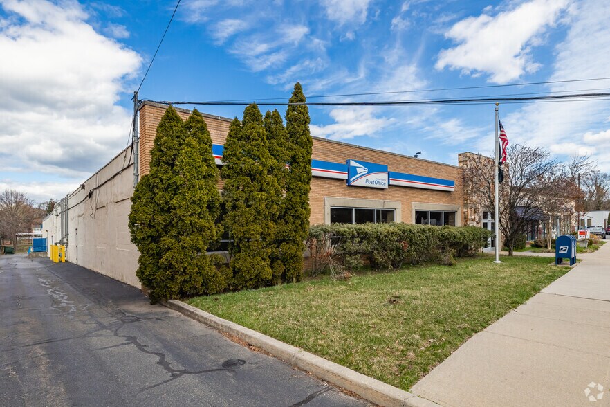 240 Glen Head Rd, Glen Head, NY à louer - Photo de l’immeuble – Image 3 sur 8
