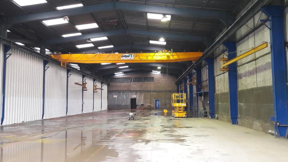 Local d’activités dans Tancarville à louer - Photo de l’immeuble – Image 2 sur 5