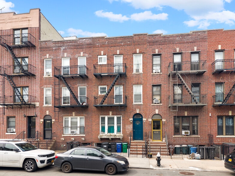 3334 29th St, Astoria, NY à vendre - Photo de l’immeuble – Image 1 sur 15