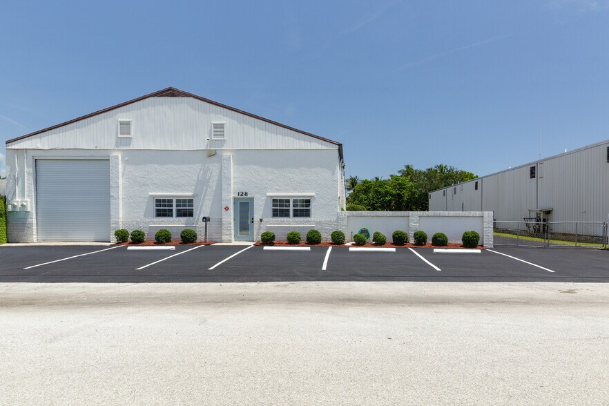 128 Tomahawk Dr, Indian Harbour Beach, FL à louer - Photo de l’immeuble – Image 1 sur 55