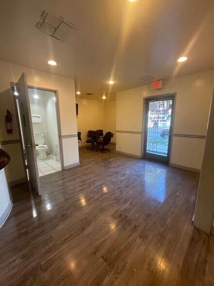 715 N Ridgewood Pl, Los Angeles, CA à louer - Photo de l’immeuble – Image 3 sur 14