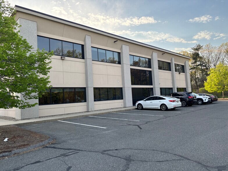 265 Benton Dr, East Longmeadow, MA à louer - Photo de l’immeuble – Image 3 sur 6