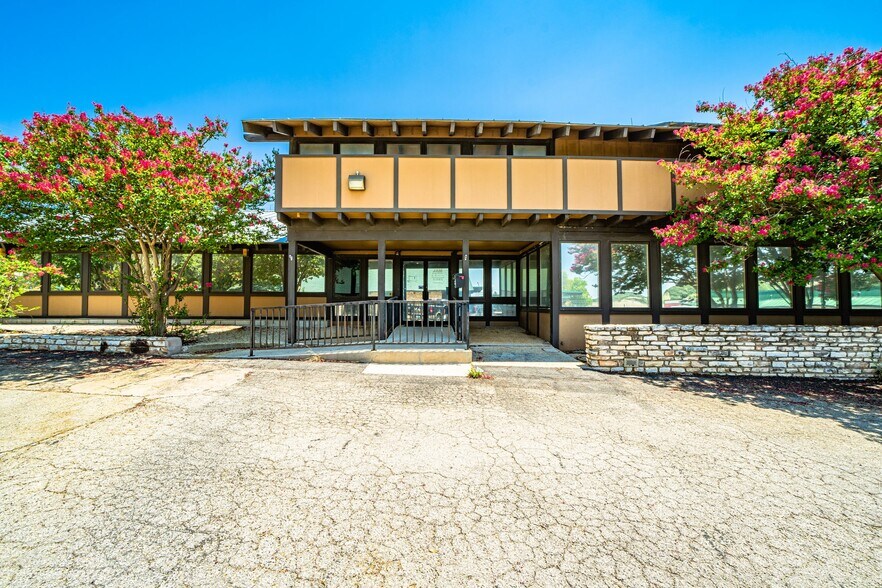 2125 Sidney Baker St, Kerrville, TX à vendre - Photo principale – Image 1 sur 28