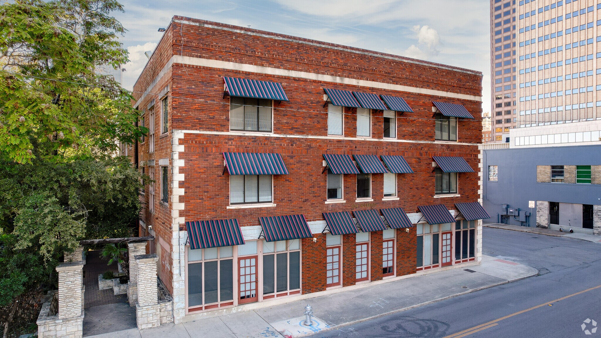 454 Soledad St, San Antonio, TX à louer Photo de l’immeuble– Image 1 sur 12