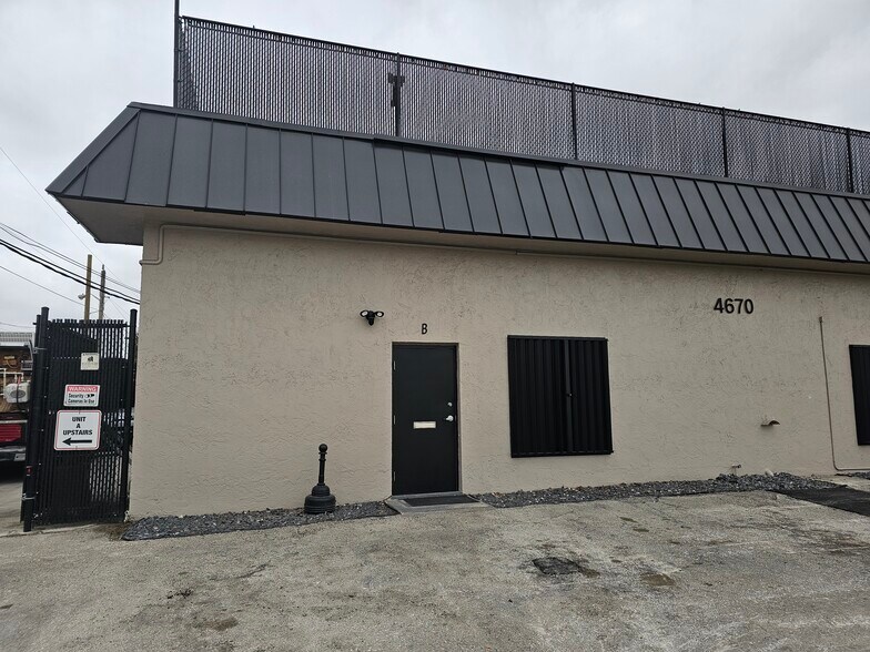 4670 SW 83rd Ter, Davie, FL à louer - Photo de l’immeuble – Image 2 sur 8