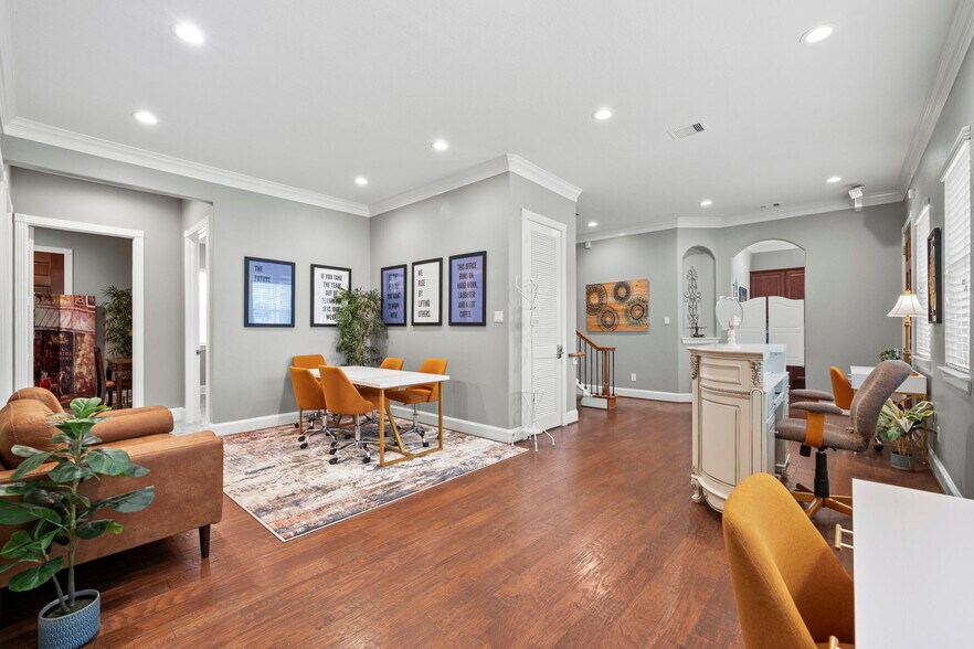 303 Longmire Rd, Conroe, TX à vendre - Photo principale – Image 1 sur 13