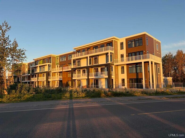 2401 Lakeshore Blvd, Marquette, MI à vendre - Photo principale – Image 1 sur 28