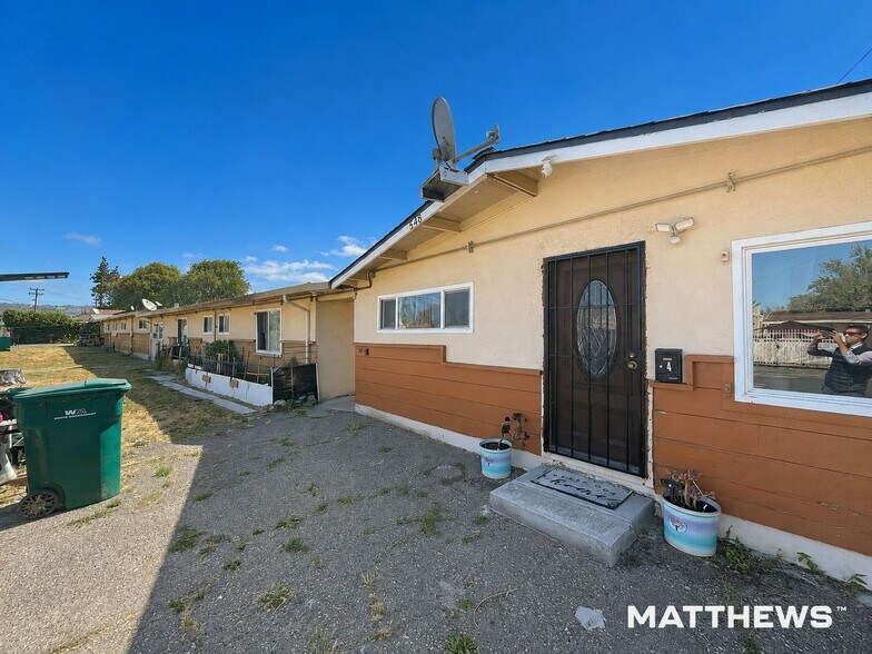 548 105th Ave, Oakland, CA à vendre - Photo de l’immeuble – Image 2 sur 3