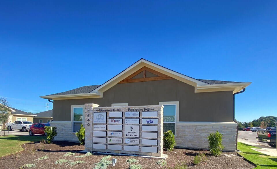 1640 Highland Falls Dr, Leander, TX à vendre - Photo de l’immeuble – Image 3 sur 22