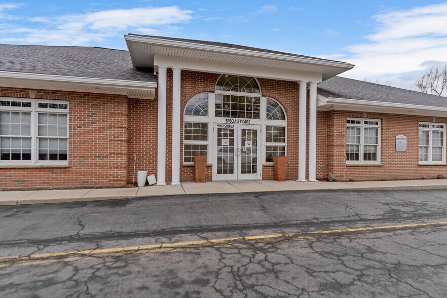 9095 Main St, Clarence, NY à louer - Photo de l’immeuble – Image 1 sur 23
