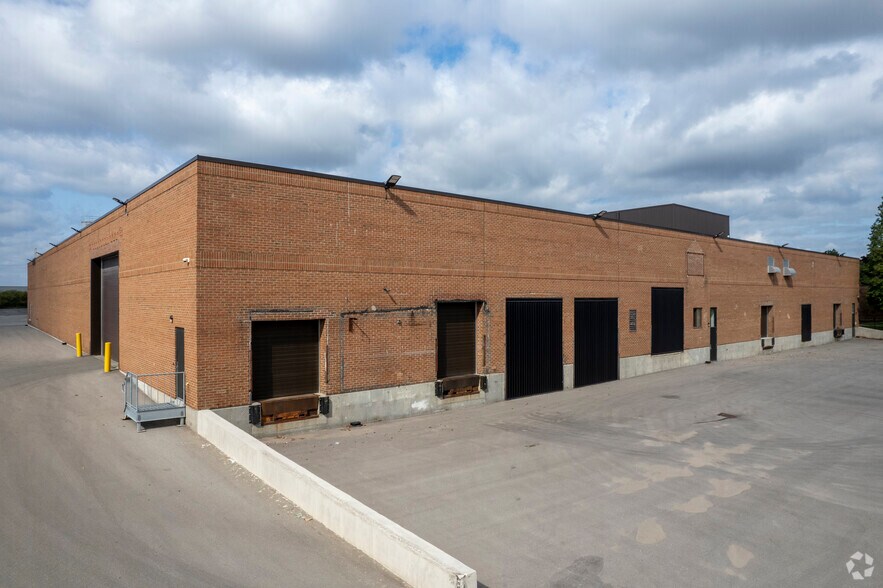 89 Connie Cres, Vaughan, ON à louer - Photo de l’immeuble – Image 3 sur 4
