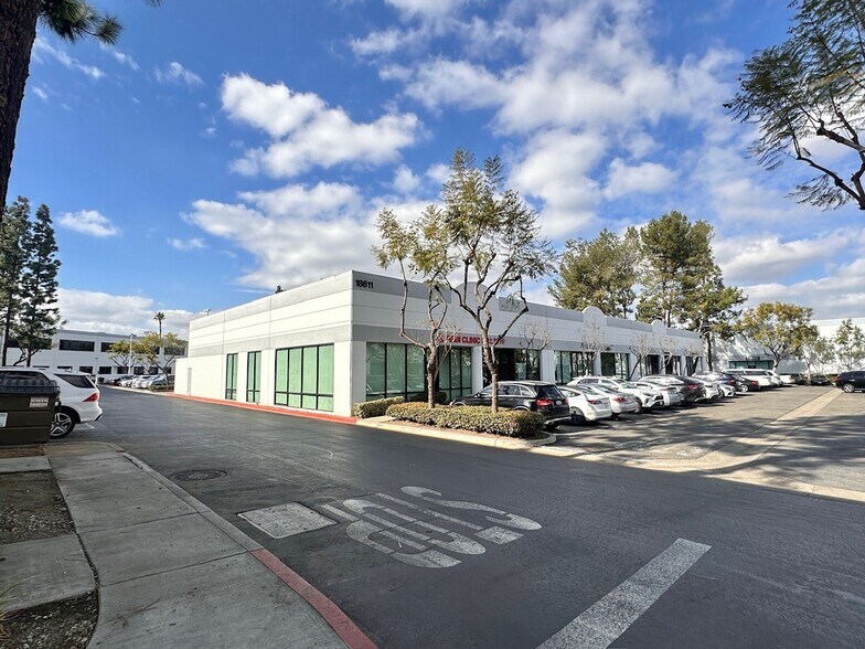 18611 Gale Ave, City of Industry, CA à louer - Photo principale – Image 1 sur 15