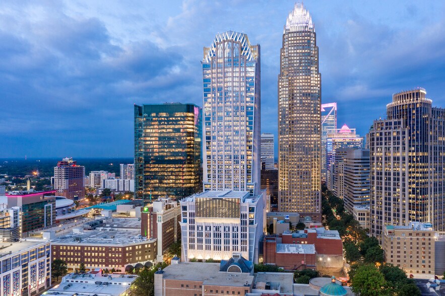 214 N Tryon St, Charlotte, NC à louer - Photo de l’immeuble – Image 2 sur 10