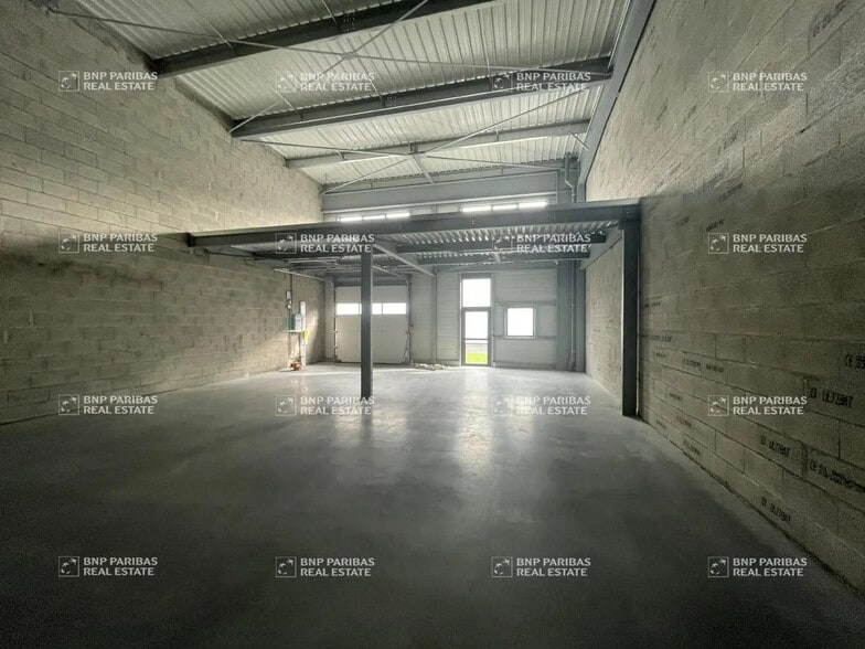 Local d'activités dans La Chapelle-sur-Erdre à vendre - Photo de l’immeuble – Image 3 sur 8