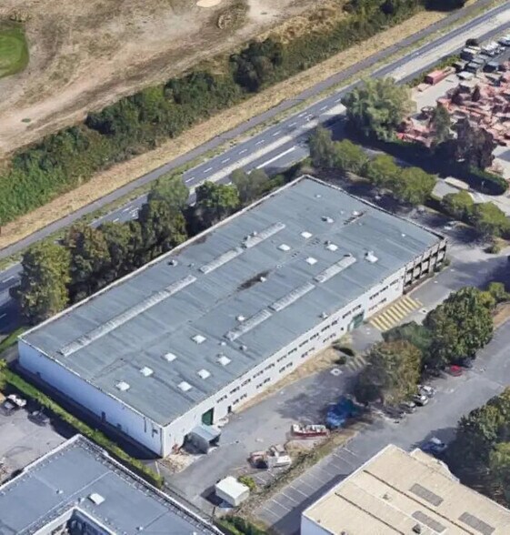 697 Rue Fourny, Buc à louer - Aérien – Image 1 sur 13