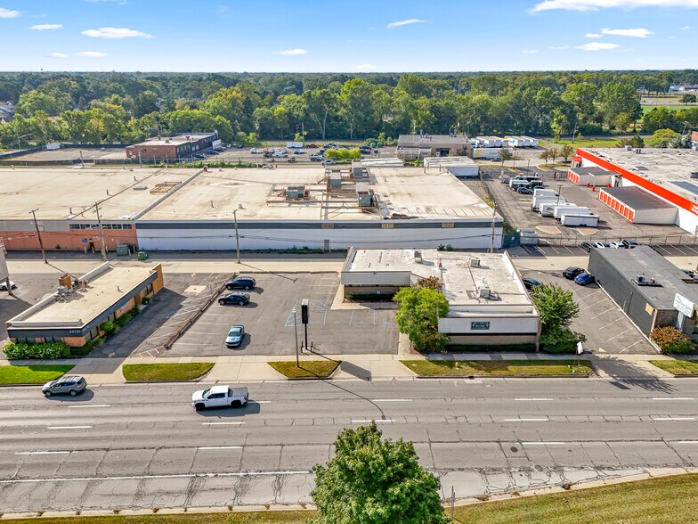 24825 Michigan Ave, Dearborn, MI à louer - Photo de l’immeuble – Image 1 sur 55