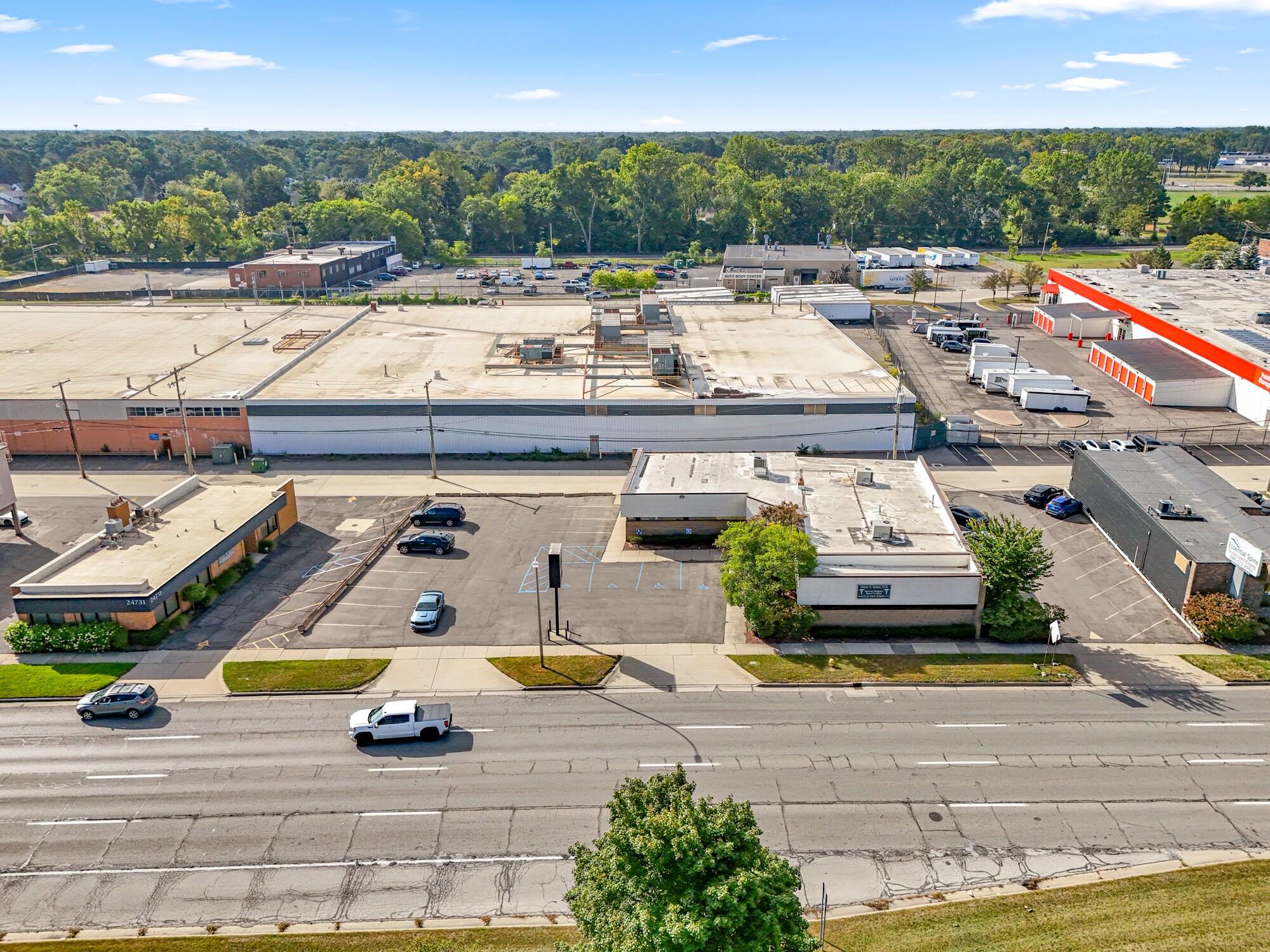 24825 Michigan Ave, Dearborn, MI à louer Photo de l’immeuble– Image 1 sur 56