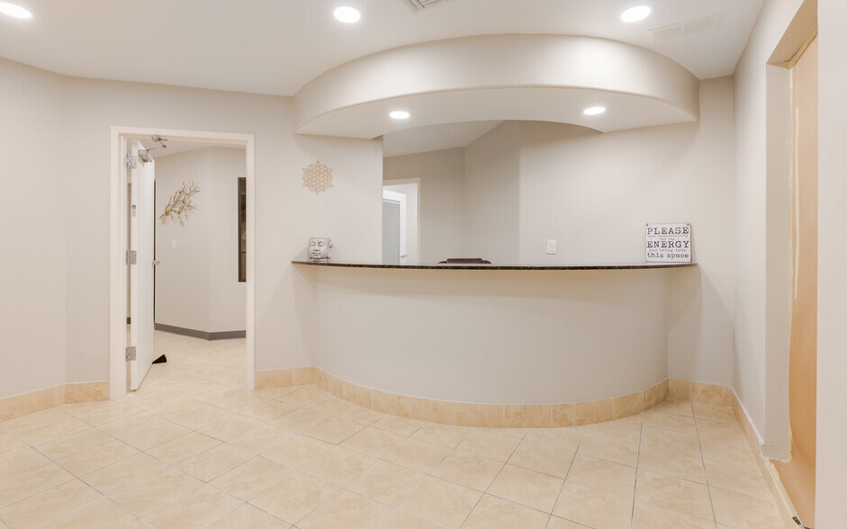 12734 Kenwood Ln, Fort Myers, FL à louer - Photo de l’immeuble – Image 2 sur 26