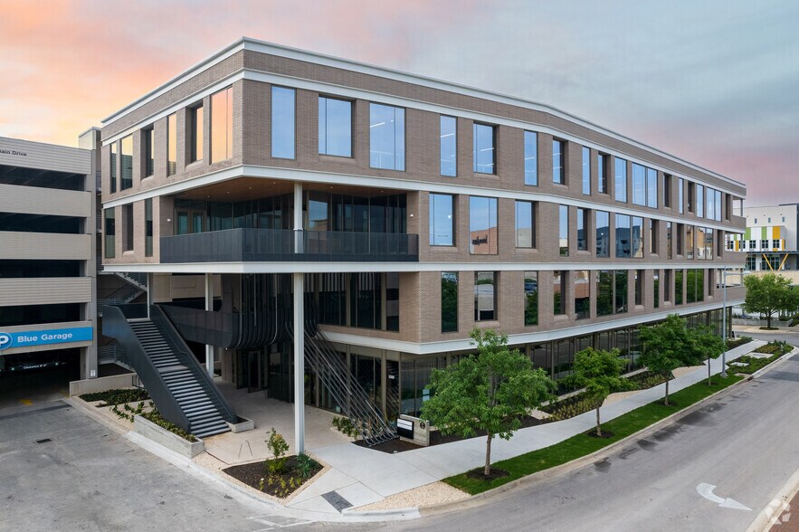 11809 Domain Dr, Austin, TX à louer - Photo de l’immeuble – Image 1 sur 4