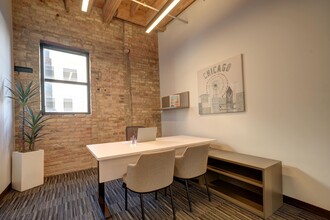 212 W Superior St, Chicago, IL à louer Photo intérieure– Image 2 sur 10