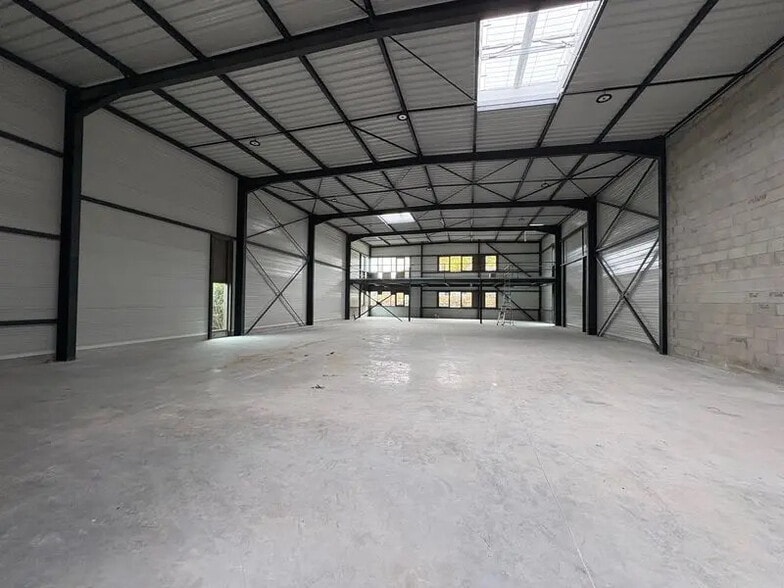 Local d'activités dans Jons à vendre - Photo de l’immeuble – Image 3 sur 8