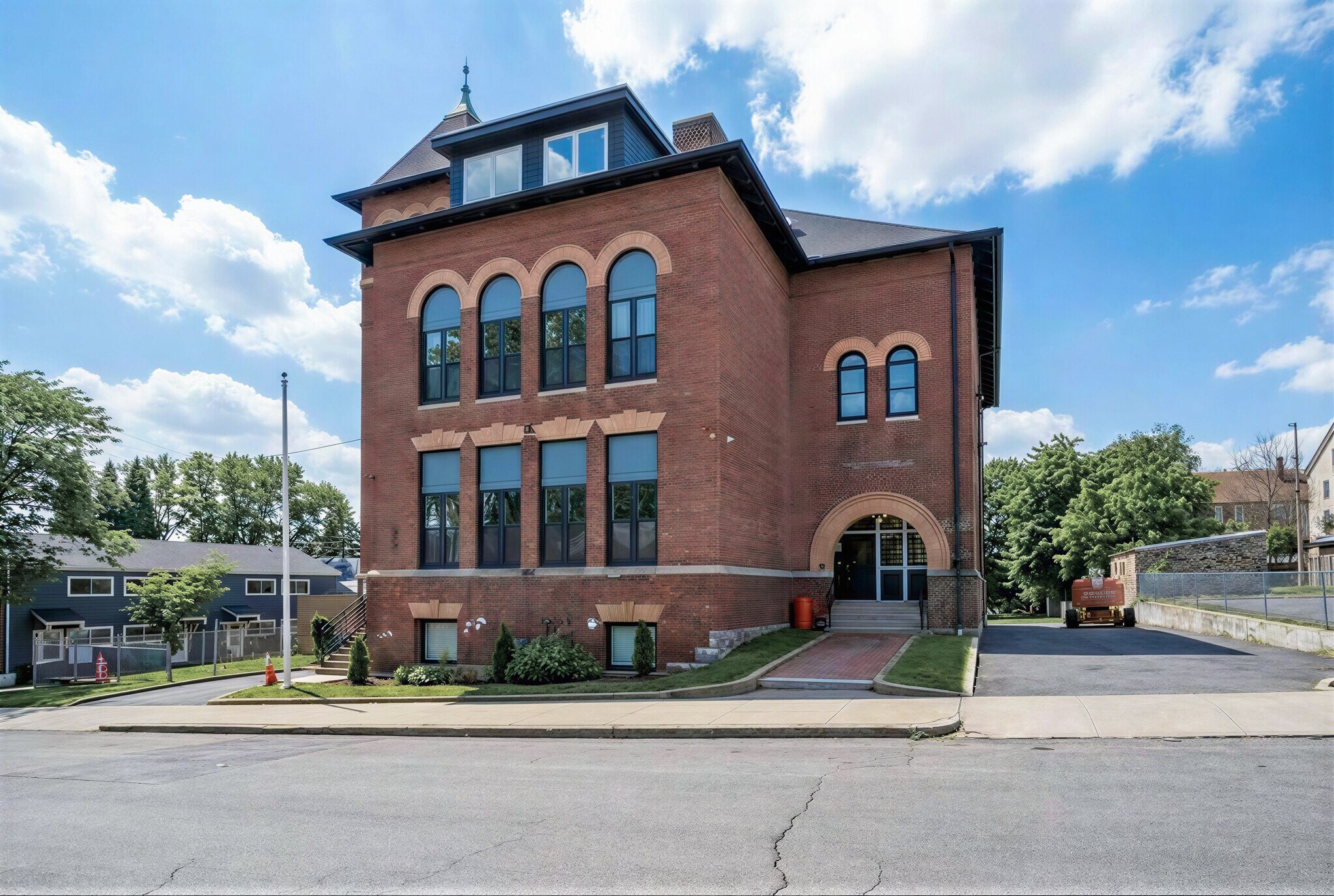 72 Kendrick Ave, Woonsocket, RI à vendre Photo principale– Image 1 sur 24