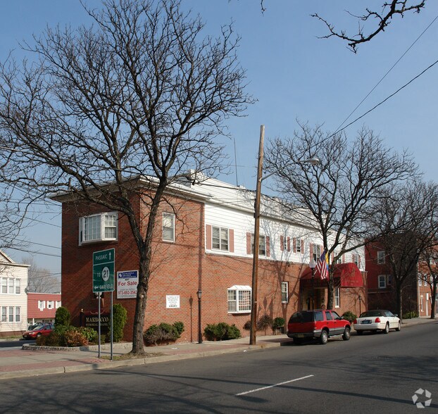 326 Parker Ave, Clifton, NJ à vendre - Photo principale – Image 1 sur 14