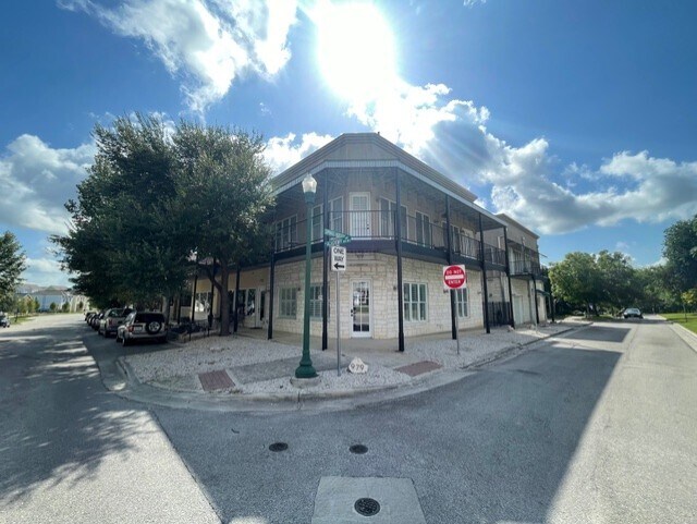 979 N Academy Ave, New Braunfels, TX à louer Photo de l’immeuble– Image 1 sur 9