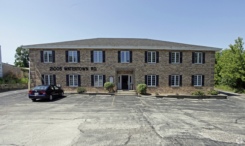 21005 Watertown Rd, Waukesha, WI à louer - Photo de l’immeuble – Image 2 sur 3