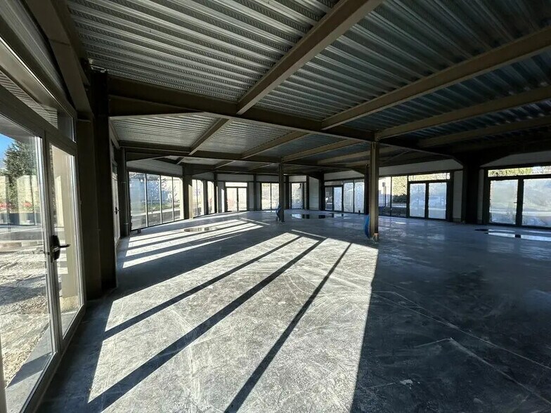 Local commercial dans Le Thor à louer - Photo de l’immeuble – Image 3 sur 5