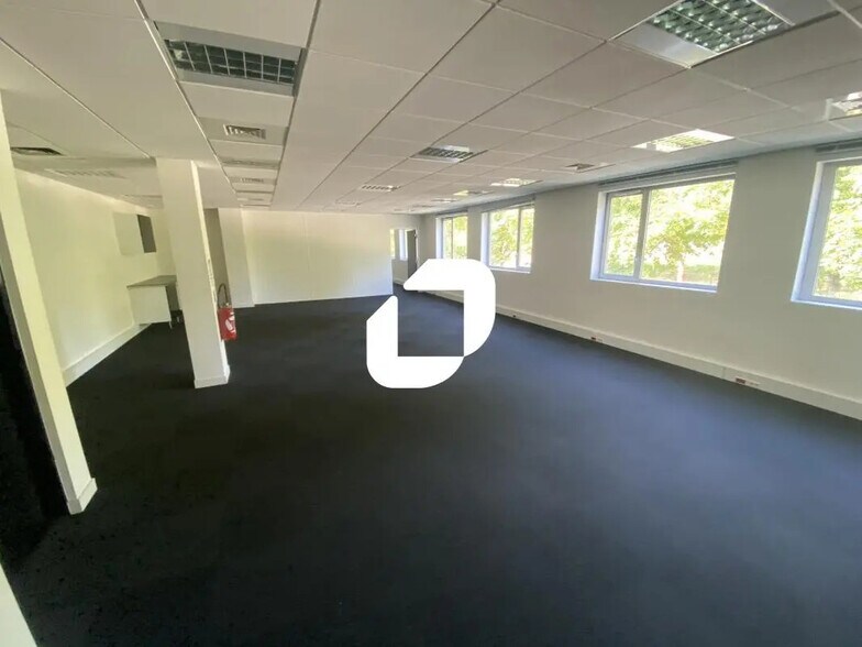 Bureau dans Savigny-le-Temple à louer - Photo intérieure – Image 3 sur 6