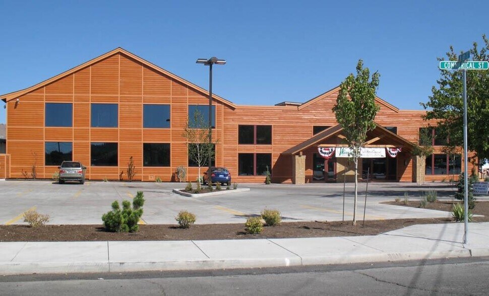 735 Commercial St, Klamath Falls, OR à louer - Photo de l’immeuble – Image 2 sur 3