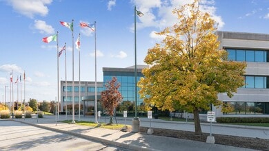 5985 Explorer Dr, Mississauga, ON à louer Photo de l’immeuble– Image 2 sur 16