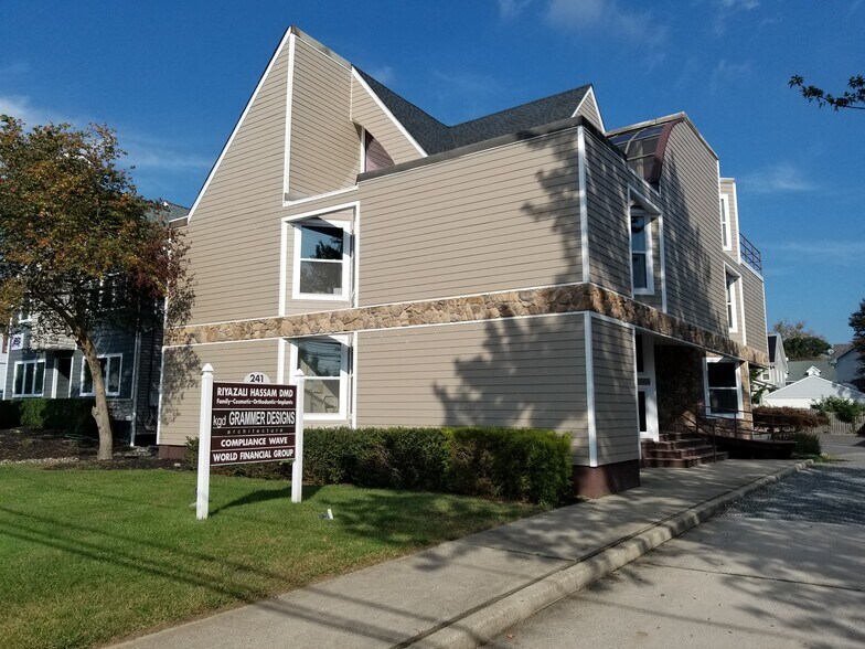 241 Maple Ave, Red Bank, NJ à louer - Photo de l’immeuble – Image 1 sur 20