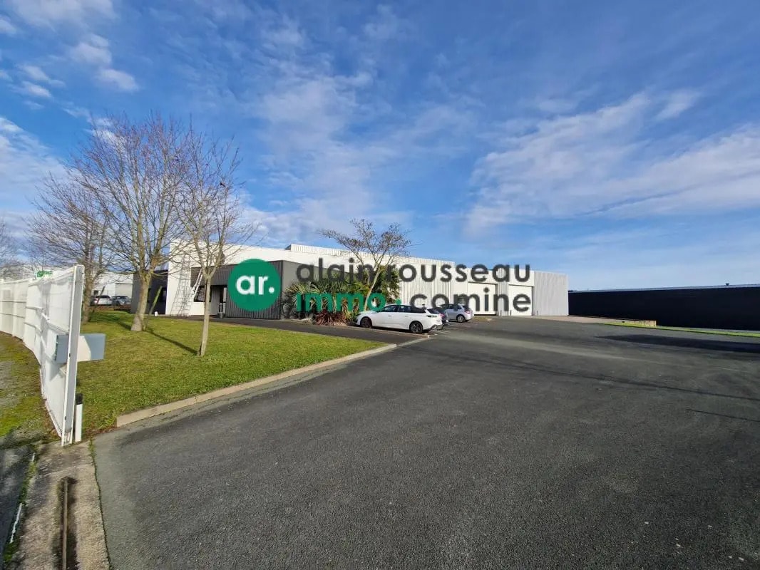 Local d’activités dans Brissac Loire Aubance à louer Photo de l’immeuble– Image 1 sur 5