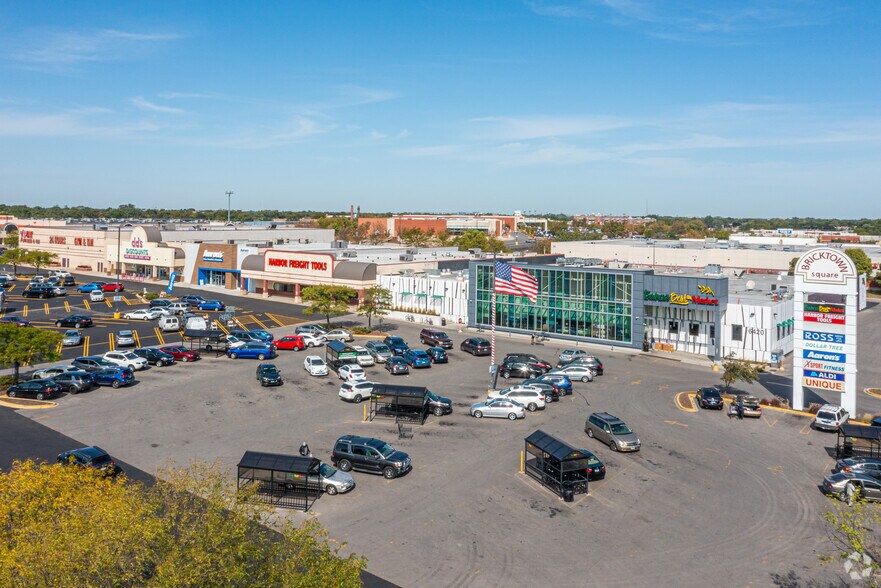 6420-6560 W Fullerton Ave, Chicago, IL à louer - Photo de l’immeuble – Image 1 sur 15