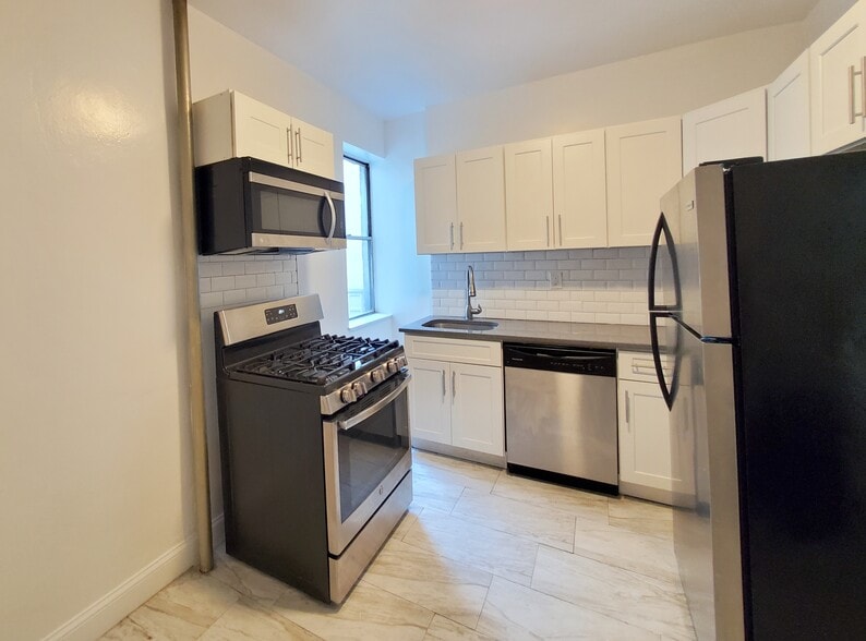 3151 35th St, Astoria, NY à vendre - Photo intérieure – Image 3 sur 6