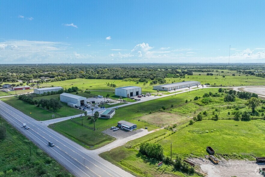 103 Industrial Park Blvd, Hitchcock, TX à louer - Photo de l’immeuble – Image 2 sur 9